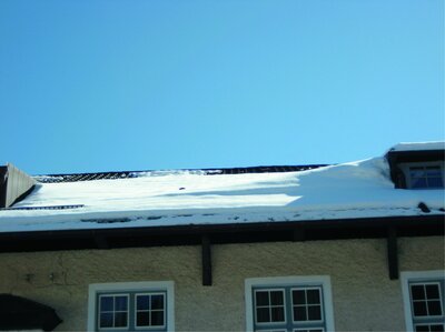 Abb. 1a: Örtliche Verwehungen zwischen Dachgaupen und Schneegittern (Übersicht