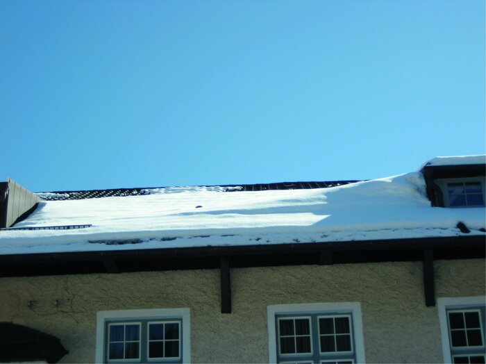 Abb. 1a: Örtliche Verwehungen zwischen Dachgaupen und Schneegittern (Übersicht
