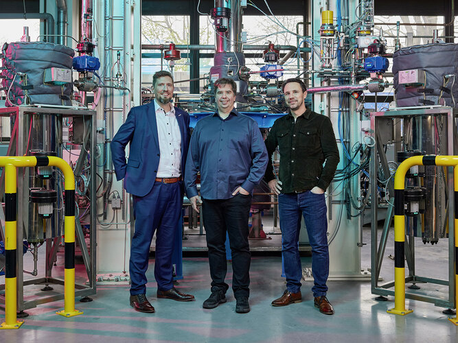 Preisträger Fraunhofer Forschungspreis 2023: Christoph Dworatzyk von der PROCERAM GmbH & Co. KG mit Andreas Sengespeick und Nils Mölders vom Fraunhofer UMSICHT (v.l.n.r.)