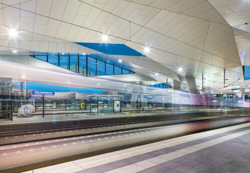Innenansicht der Gleise beim Wiener Hauptbahnhof 