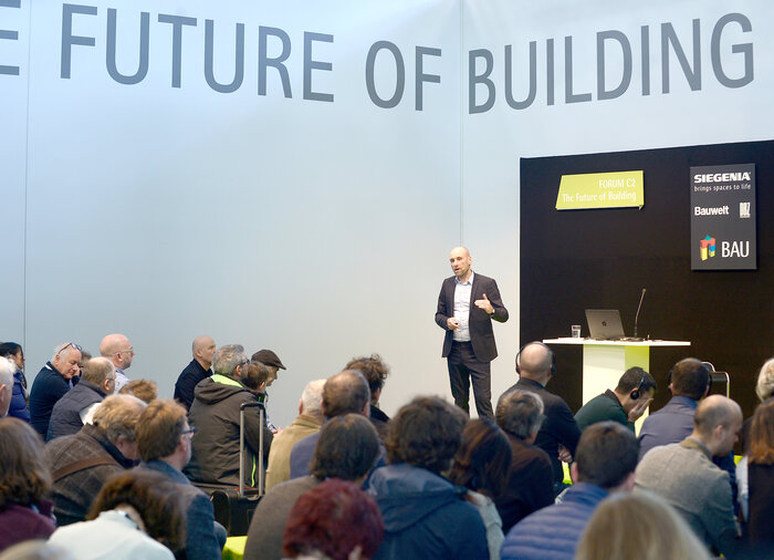 Podiumsvortrag "Future of Building": ein Mann referiert auf der Bühne der BAU
