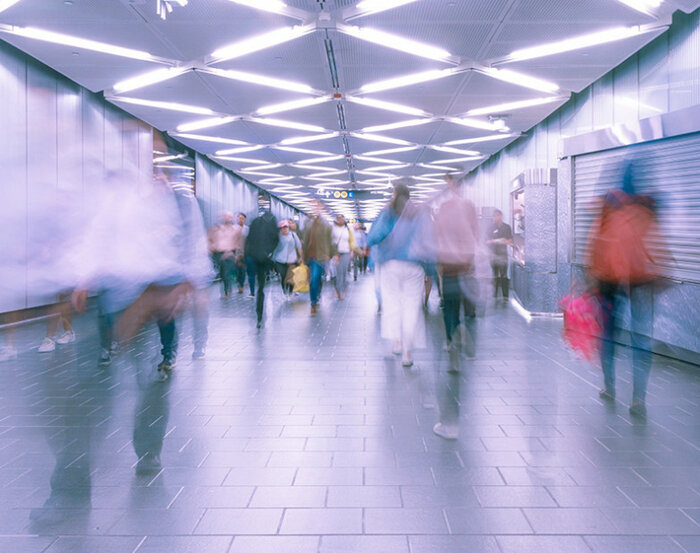 Menschen in Bewegung in einer U-Bahnstation