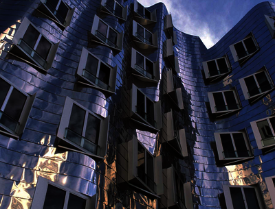 Die Fassade eines der Gebäude von Frank O. Gehry in Düsseldorf besteht aus dem reflektierenden und korrosionsbeständigen Material Edelstahl.