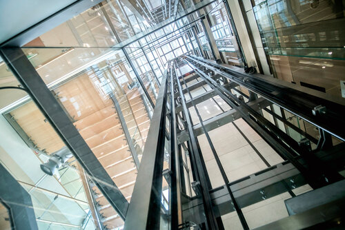 Für viele Menschen ist es unmöglich, obere Stockwerke ohne Aufzüge zu erreichen. Lifte spielen in der Planung mehrstöckiger Gebäude eine relevante Rolle. Ein Grund, auch hier den Fokus auf größtmögliche Nachhaltigkeit zu legen.