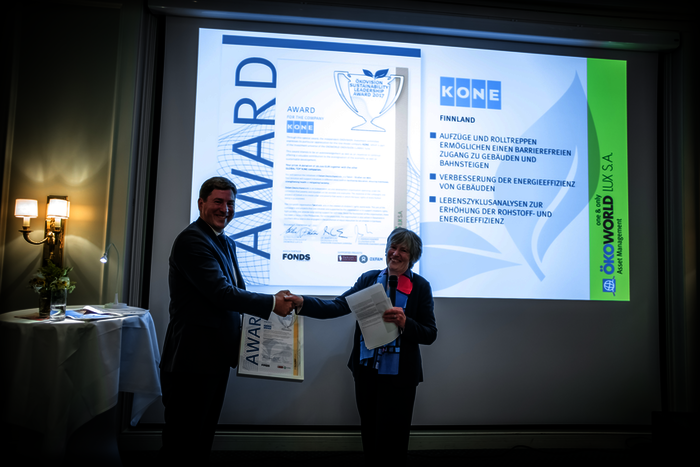 Erik Kahlert (links), Vorsitzender der Geschäftsführung von KONE Deutschland, nahm den Ökovision-Award entgegen.