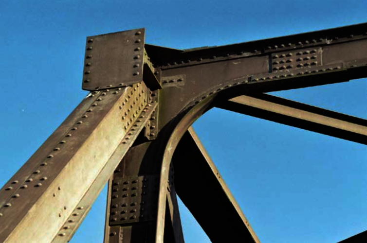 Aluminiumprofile ohne Beschichtung des Brückenüberbaus der Schwansbellbrücke