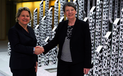 Amtsübergabe: Svenja Schulze (links) ist Nachfolgerin von Barbara Hendricks (rechts) im Bundesumweltministerium.