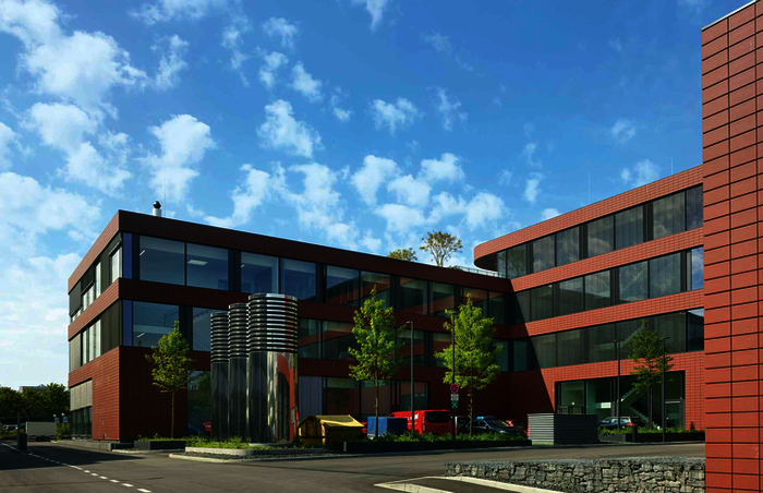 Die Fassade des neuen Zentralgebäudes von Vector Informatik ist geprägt von typisch roten Ziegelplatten, die das Motiv gebrannter Tonziegel der Bestandsgebäude aufnehmen und zeitgemäß interpretieren.