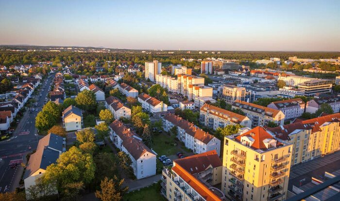 Neu Isenburg in der Nähe Frankfurts wurde innerhalb einer Forschungsarbeit zu nachhaltiger Stadtentwicklung einer Bestandsanalyse unterzogen. Die hier vorgestellte Klassifizierung in Kombination mit einer SWOT-Analyse bildet eine erste Grundlage, um für Städte Quartiersbausteine und -typen herauszuarbeiten.