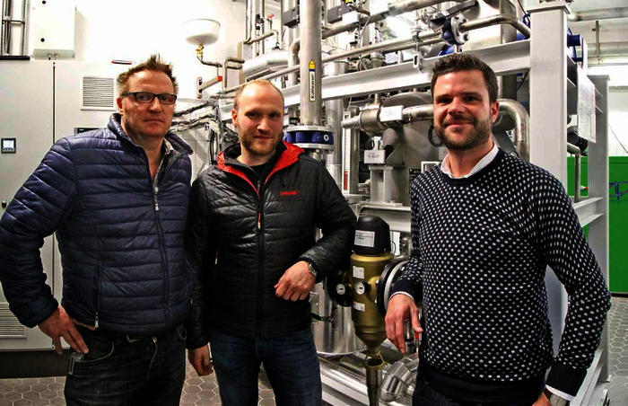 Braumeister Markus Würz, Jan Seibert von der Geiger Energietechnik und Niklas Zötler, Geschäftsführer der Brauerei Zötler, freuen sich über die gelungene Umsetzung des neuen Energiekonzepts bei Zötler (von links).