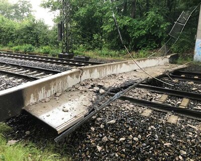 2020 stürzte eine Brückenkappe an der Bahnbrücke in Voßhaar (Kreis Warendorf NRW) auf die Bahngleise. Die Ursache: eine Korrosion der Verankerung.