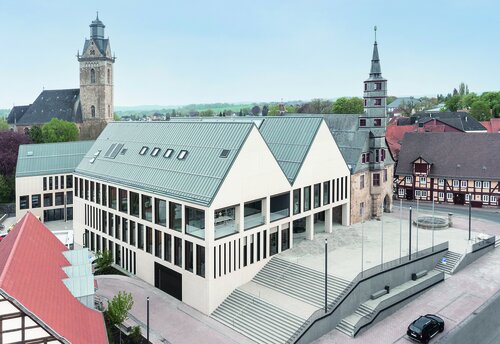 seitliche Fotografie der Erweiterung des Rathaus Korbach 