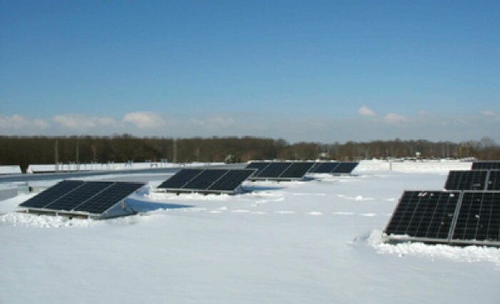 Abb. 1: Manuell vom Schnee befreite PV-Anlage auf großer Dachfläche in Baden-Württemberg