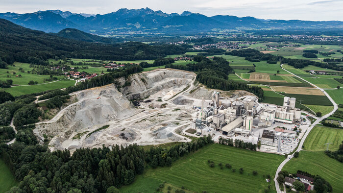 Das Zementwerk in Rohrdorf: Blick auf die Landschaft mit Alpen im Hintergrund, Zementwerk neben Kiesabbaugebiet