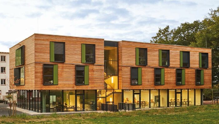 Die Internatsschule Institut Lucius im hessischen Echzell bekam einen Holz-Beton-Hybridbau als Erweiterung.