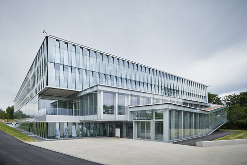 Der Neubau für den Hauptsitz des Versicherungsträgers ECA in Lausanne vereint fünf kantonale Notfallzentralen, diverse Verwaltungsbüros und Konferenzsäle unter einem Dach. 