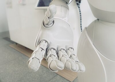Geöffnete Hand eines Roboters, Handinnenfläche zeigt nach oben