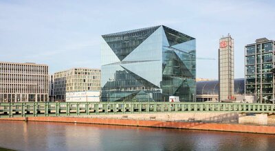 Das beeindruckende Bürogebäude „cube berlin“ des Bauherrn CA Immo verfügt über hochmoderne künstliche Intelligenz und soll sich zukünftig weitestgehend selbst steuern.