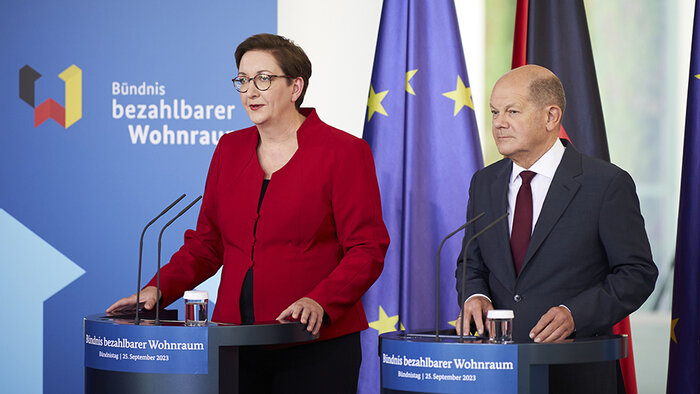 Bundeskanzler Olaf Scholz und Bundesbauministerin Klara Geywitz am Rednerpult beim Bündnis bezahlbarer Wohnraum