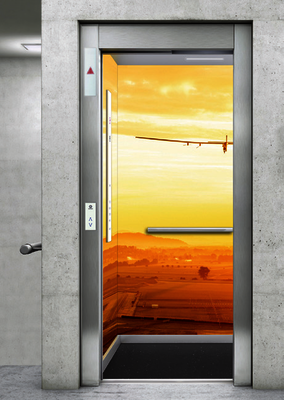 Der Aufzug „Schindler 3300 Solar“ fährt auch bei Nacht mit der Kraft der Sonne.