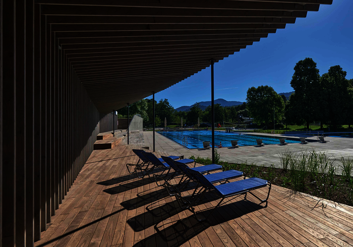 Klare Formen und Strukturen, puristischer Materialeinsatz: Das neu gestaltete Freibad in Waldkirch lädt zum Badespaß.
