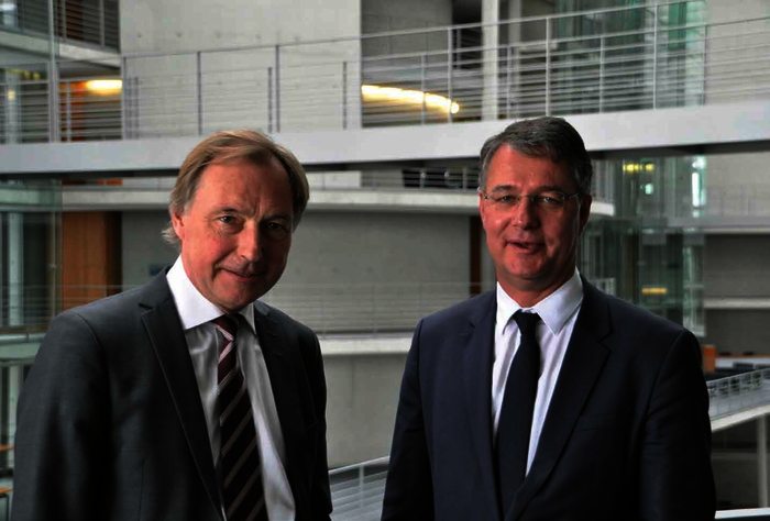 Reiner Nagel (links) übernimmt für weitere fünf Jahre die Leitung der Bundesstiftung Baukultur, das hat der Stiftungsrat unter Vorsitz von Staatssekretär Gunther Adler (rechts) beschlossen. Zum 1. Mai 2018 beginnt seine zweite Amtszeit.