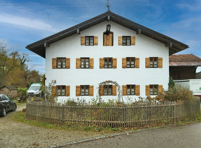 Ein dreistöckiges Bauernhaus wie aus dem Bilderbuch: Der "Wallnerschmied" von vorn, weiß gekalkt, 5 Fenster pro Etage, 3 in der obersten