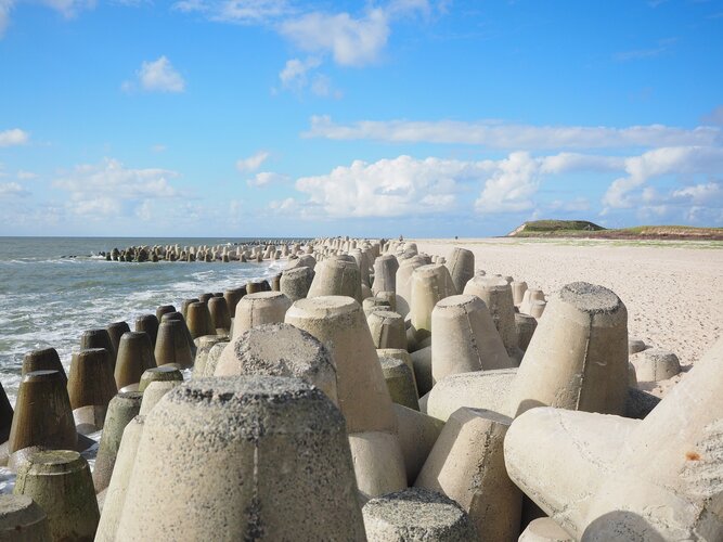 Strandbefestigung aus Tetrapoden an einer Küste