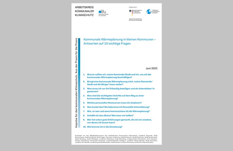 Cover der Veröffentlichung: Kommunale Wärmeplanung in kleinen Kommunen – Antworten auf 10 wichtige Fragen: weißer Hintergrund, darauf schwarzer und blauer Text
