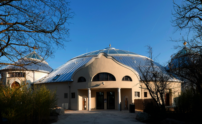Das 1914 erbaute Elefantenhaus des Münchener Tierparks Hellabrunn verzückt Besucher seit jeher mit nostalgischem Charme. Nun wurde das teils denkmalgeschützte Gebäude für rund 20 Millionen Euro saniert.
