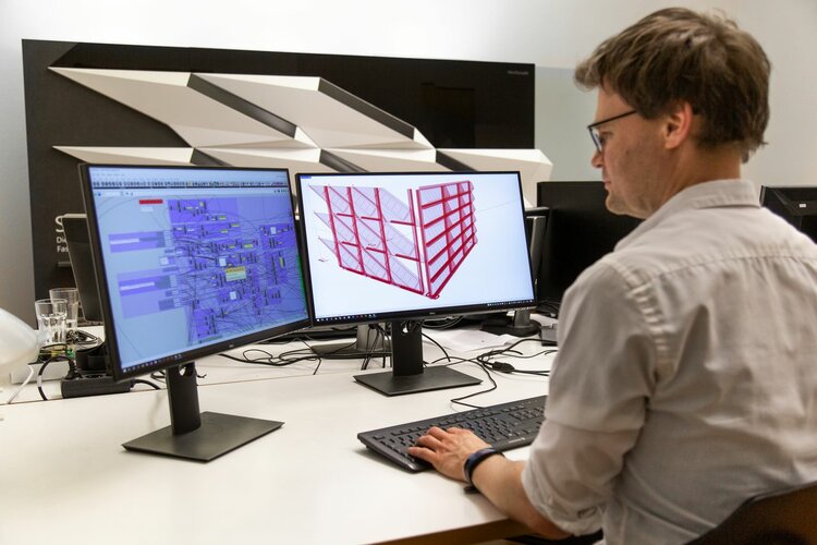 Stefan Huth programmiert Algorithmen am PC, die einen Designvorschlag für die Fassade mit integrierter Photovoltaik entwerfen.