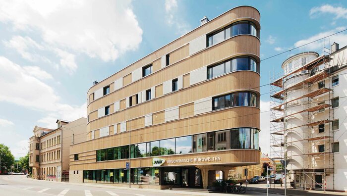 Das fünfgeschossige Z8 in Leipzig vereint Gewerbe und Wohnen in einem außergewöhnlich geformten Holzbau.
