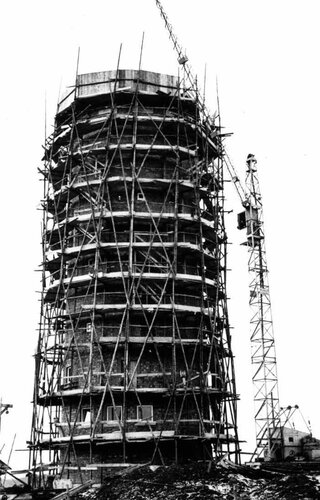 Turmbau mit Gerüsten und Maschinen der 1960er-Jahre
