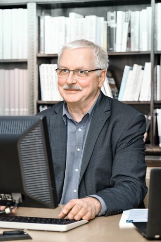 Matthias Günther am Büroschreibtisch