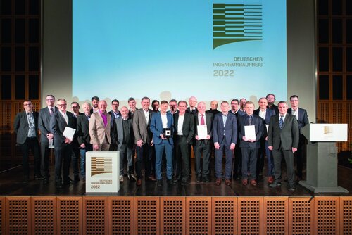 Sie freuten sich über die Würdigung ihrer Leistungen zur nachhaltigen Gestaltung des öffentlichen Raums: die Preisträger des Deutschen Ingenieurbaupreises 2022.