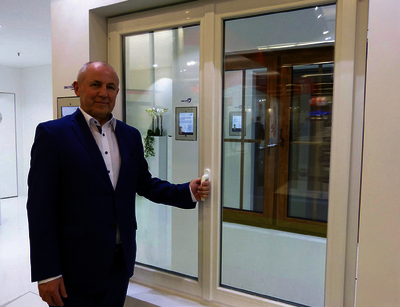 Der Geschäftsführer von Drutex, Leszek Gierszewski, präsentiert das IGLO Light Fenster auf der Messe „Fensterbau Frontale“.