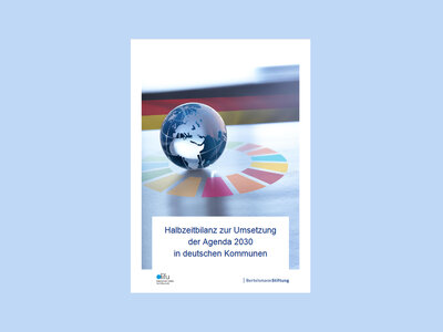 Cover der Studie "Halbzeitbilanz zur Umsetzung der Agenda 2030 in deutschen Kommunen": Grafik zeigt eine Weltkugel in Blautönen, die über einer sich aus Farbromben zusammengefügten Kreisfläche schwebt, im Hintergrund die Farben der dt. Nationalflagge, im Vordergrund unten der Titel der Studie