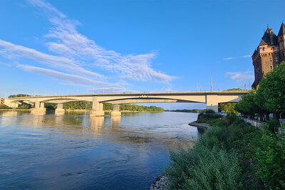 Die Nibelungenbrücke bei Worms: mit blau glänzendem Fluss und unter blauem Himmel