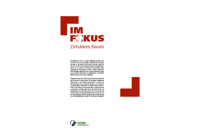 Cover DGNB-Broschüre "IM FOKUS – Zirkuläres Bauen": Text mit orangefarbenen hervorgehobenen Ecken links oben und rechts unten