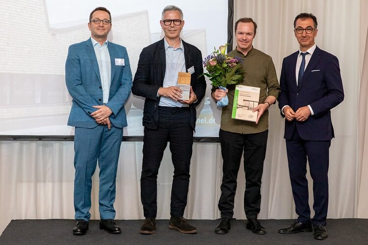 Die Gewinner des 1. Preises in der Hauptkategorie "Neubau in Holz", dem Projekt Kunstraum Kassel, mit Bundesminister Cem Özdemir 
