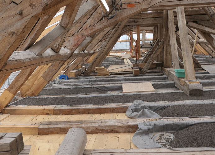 Wie hier im Dachgeschoss, verhindert die offenporige Liapor-Blähtonschüttung Feuchteansammlungen in und an den Bauteilen. 