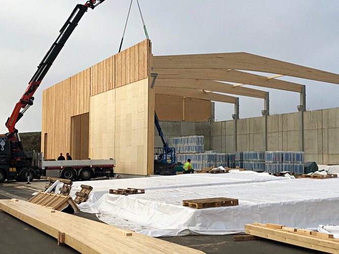 Aufbau der neuen Produktionshalle von Bergmüller Holzbau