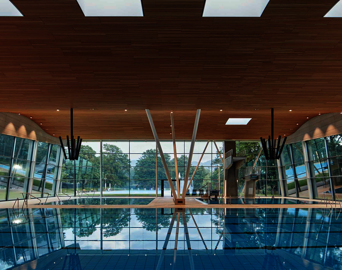 Viel Bewegungsraum für ambitionierte Wassersportler: Ein Sportbereich mit einem 25-Meter-Schwimmbecken, einem Lehrschwimmbecken und einem Sprungbecken mit zwei Sprungtürmen (3 Meter und 5 Meter).
