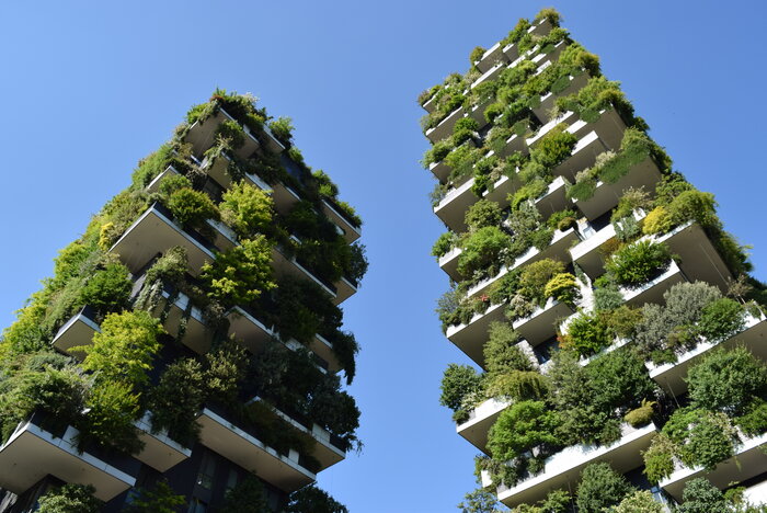 Bosco Vertikale Mailand: zwei Hochhäuser mit intensiver Begrünung der Balkone, sodass die Fassade wie eingewachsen scheint