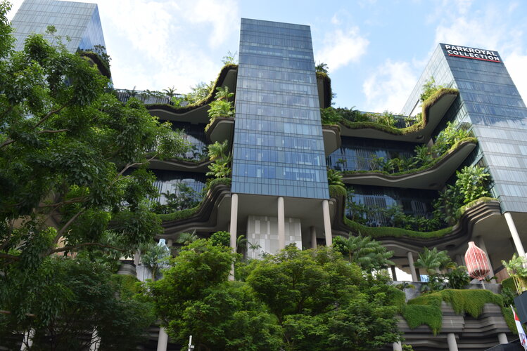 Hotel Parkroyal in Singapur von außen: Solarfassade mit Fassadenbegrünung