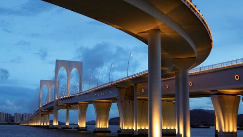 Auf rund 55 Kilometern überspannt die Hongkong-Zhuhai-Macau- Bridge in China das Perlflussdelta. Damit ist sie die weltweit längste Meeresbrücke, bei deren Errichtung der „FIS EM Plus“ verbaut wurde.