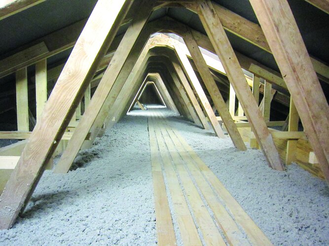 Dämmung nicht begehbarer Dachböden: Cellulose-Dämmflocken werden lose über die oberste Geschossdecke verteilt.