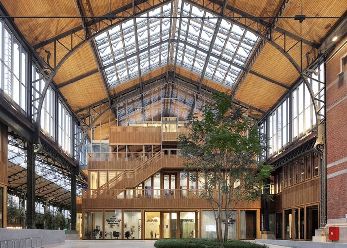 Historische Baukunst und moderne Architektur: Der neu gestaltete Gare Maritime bringt sie unter ein Dach. Die Holzgebäude schmiegen sich unter die bestehende Stahlkonstruktion.