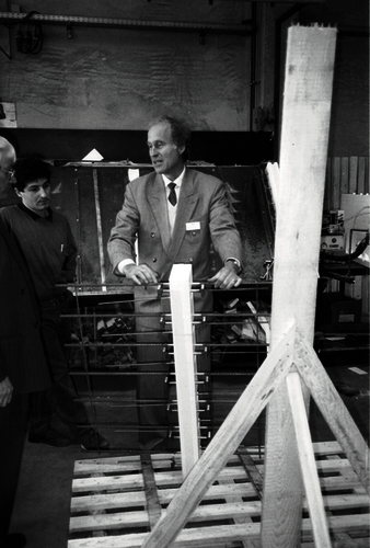 Erfinder und Firmengründer Eberhard Schöck in der Produktionshalle bei einer Werkführung