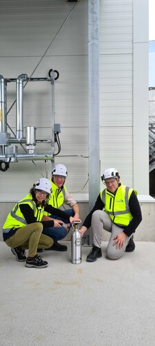 v.l.n.r.: Martina Schwarzmüller, Thomas Mairegger und Philipp Stadler von Net Zero Emission Labs, mit frisch abgefülltem Kohlendioxid aus der Rohrdorfer CO2-Rückgewinnungsanlage